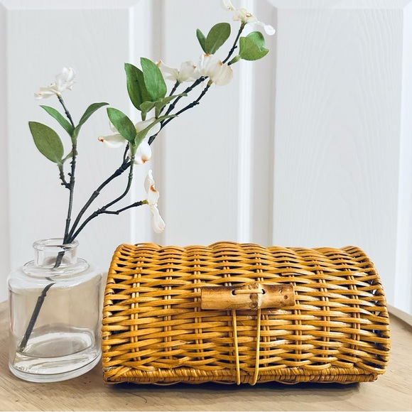 Lilly Pulitzer Handbags - LILLY PULITZER ~ natural wicker woven clutch w/signature colorful LILLY lining